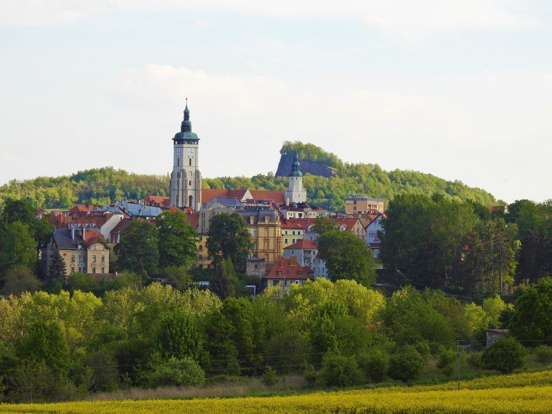 Widok z oddali na miasto i Wilczą Górę.