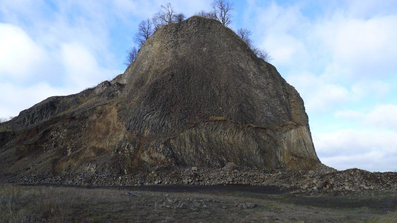 widok z bliska na niską góre w trakcie zimy