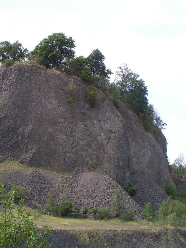 obraz przedstawia górę z bliskiej perspektywy, zdjęcie zostało wykonane w okolicach wiosny