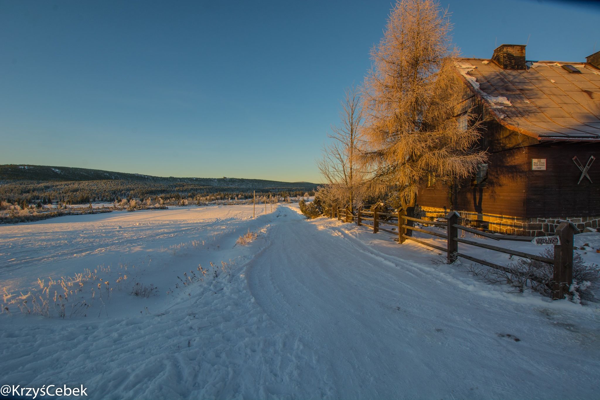 Widok na ośnieżoną polanę
