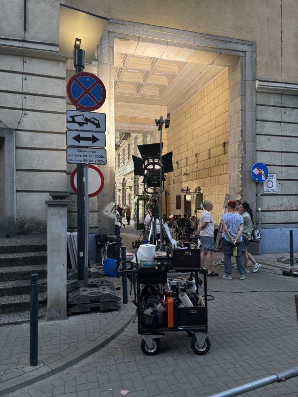 plan zdjęciowy obok zółtej kamienicy