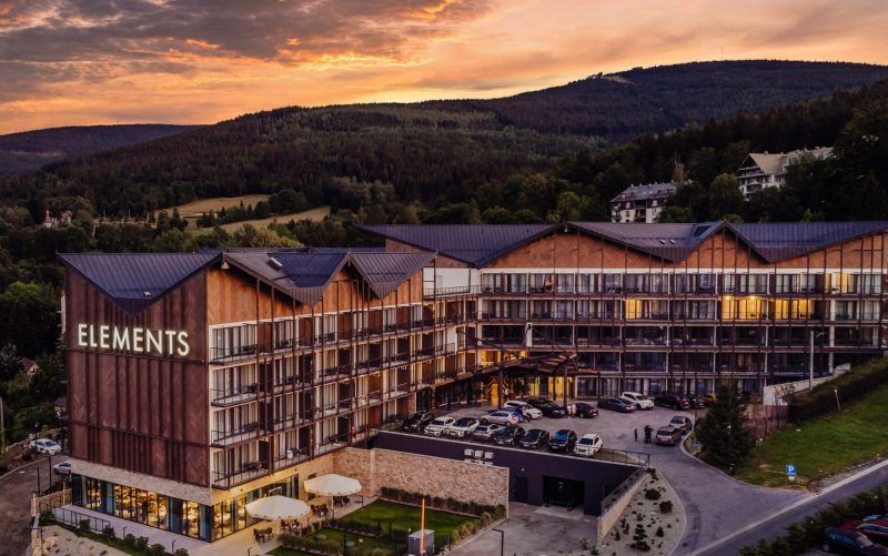 widok z drona na kompleks hotelu o wschodzie słońca