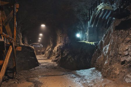 Główna komora w podziemnym mieście osówka. Duża hala z lampami i metalowymi platformami