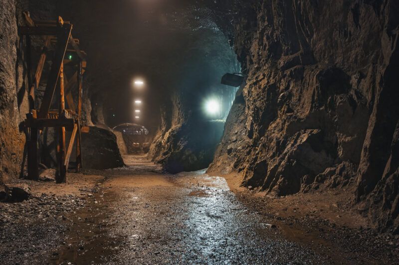 Główna komora w podziemnym mieście osówka. Duża hala z lampami i metalowymi platformami