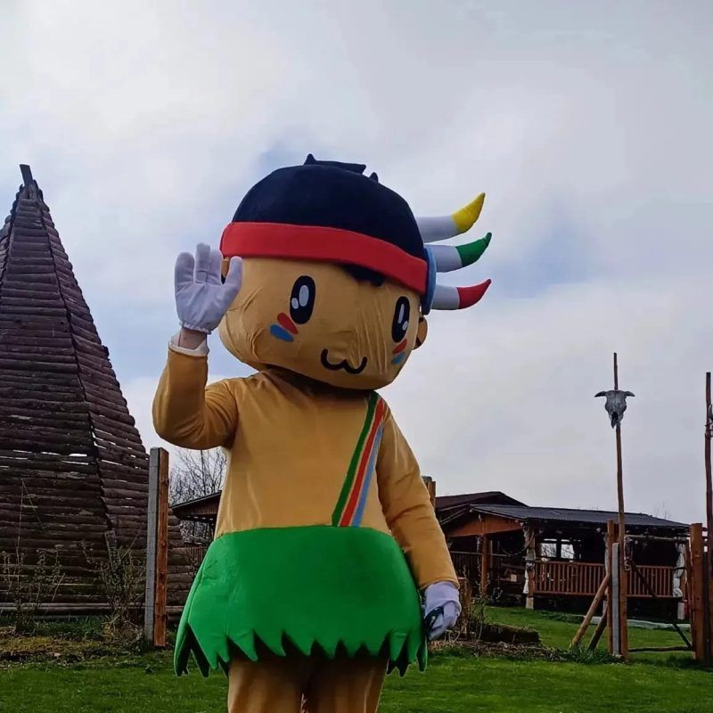 zdjęcie osoby przebranej za maskotkę indiańską, machająca ręką