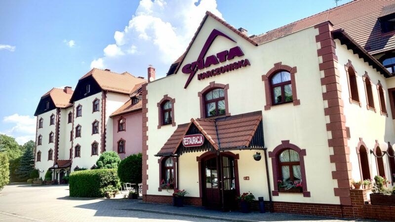 Trójkondygnacyjny budynek hotelu o zróżnicowanej bryle przestrzennej. Nad wejściem głównym szyld z nazwą hotelu: "Chata Karczowiska".