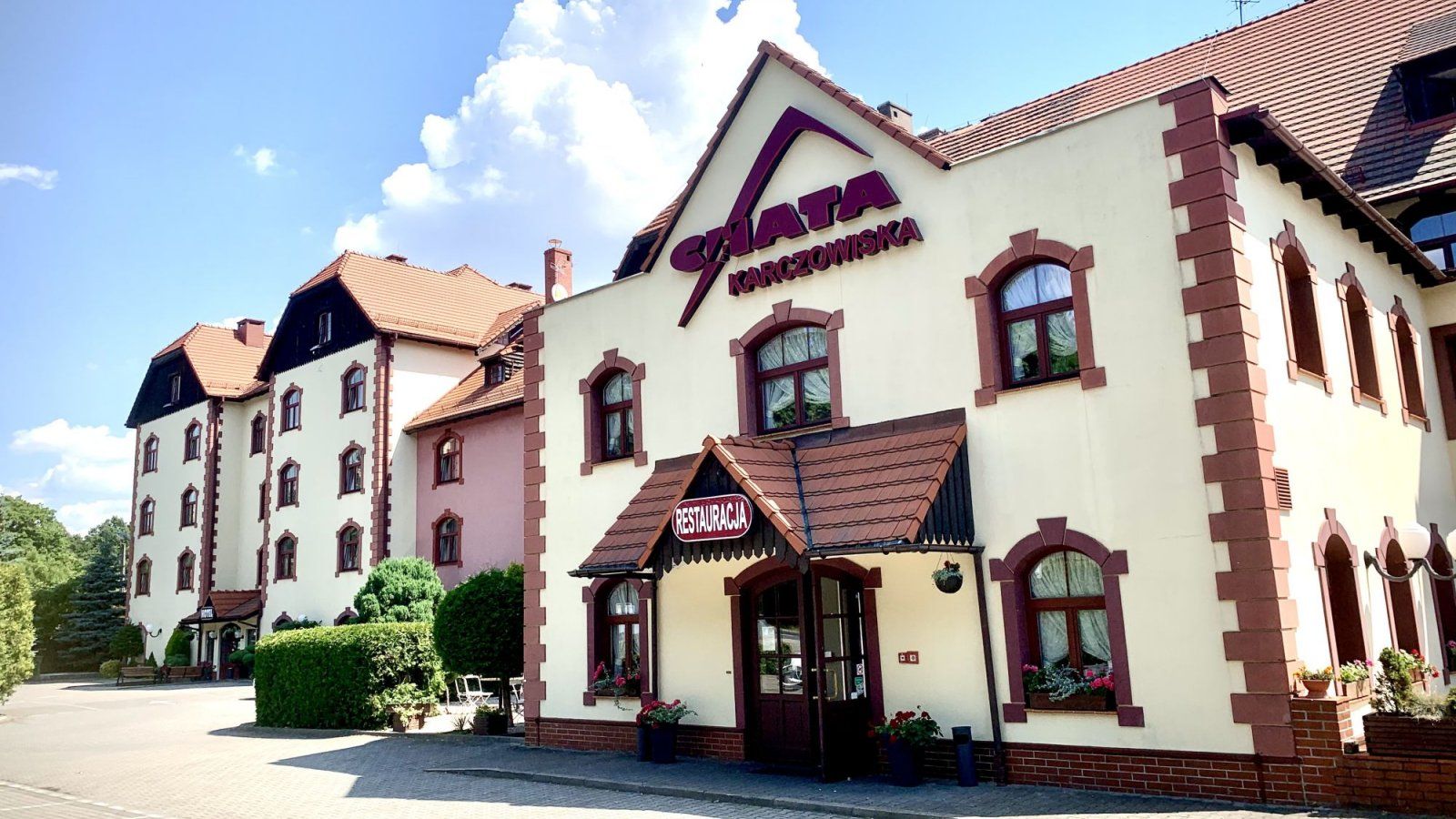 Trójkondygnacyjny budynek hotelu o zróżnicowanej bryle przestrzennej. Nad wejściem głównym szyld z nazwą hotelu: "Chata Karczowiska".