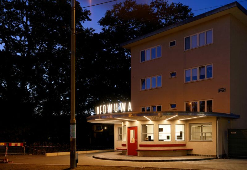 Wieczorne zdjęcie kawiarni o zaokrogląnym wejściu