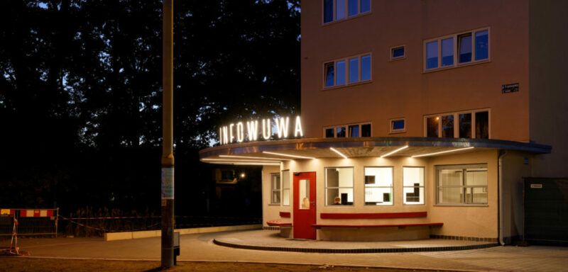Wieczorne zdjęcie kawiarni o zaokrogląnym wejściu