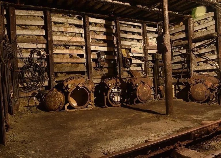 widok na stare, zardzewiałe eskponaty podziemią w kopalni