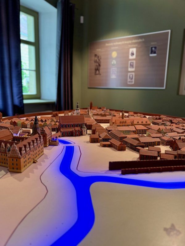 makieta miasta na której podświetlona jest na niebiesko płynąca przez to miasto rzeka
