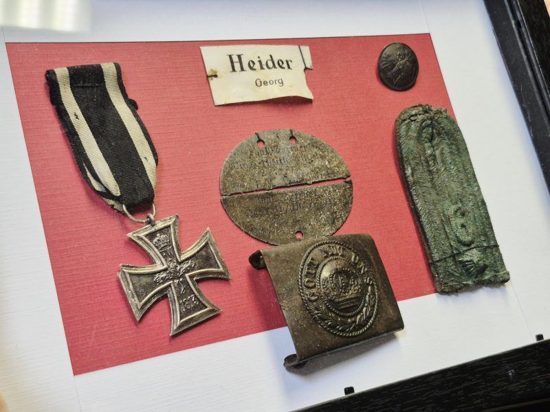 medaliony leżące na czerwonym materiale