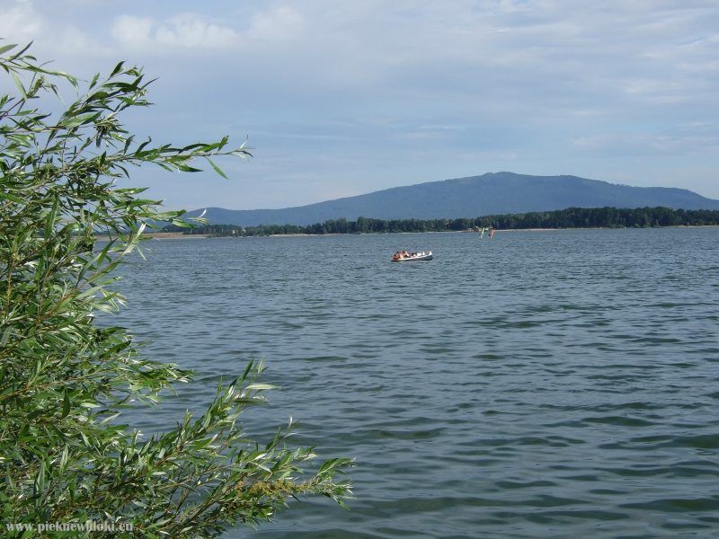 widok na zalew na którym pływa mała