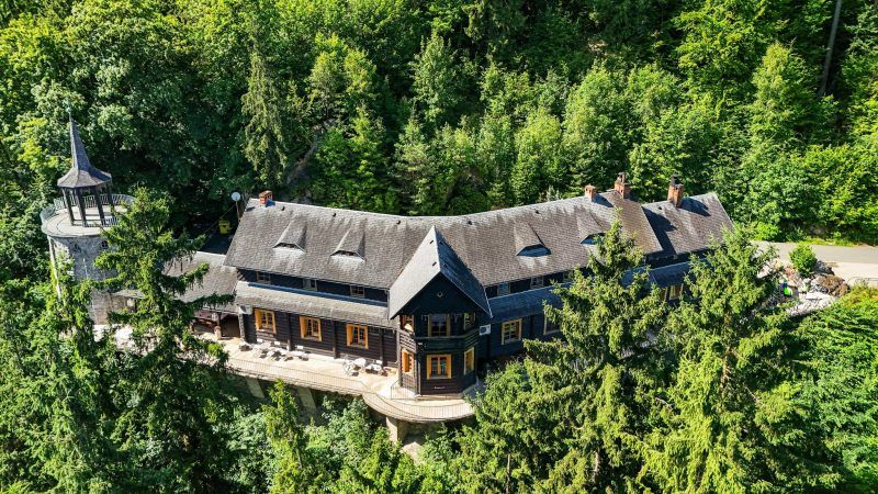 widok z drona na schronisko usytuowanym na skraju wzgórza