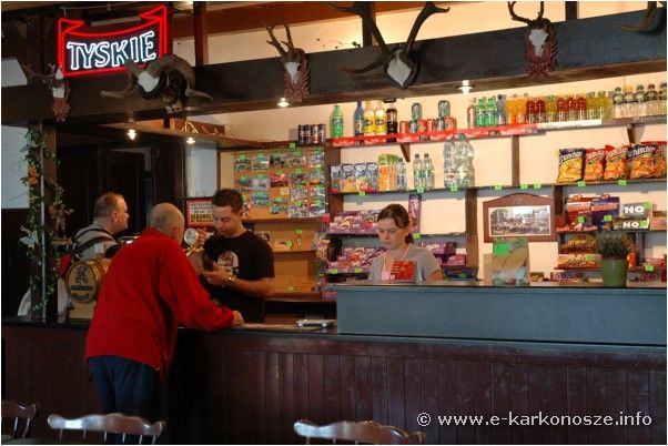 zdjęcie drewnianego baru z dwoma barmanami