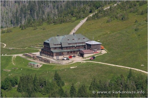 widok z drona na schronisko otoczone łąkami wykonane w lekko zachmurzony dzień