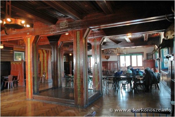 zdjęcie przedstawia drewnianą sale jadalnianą z czterema kolumnami