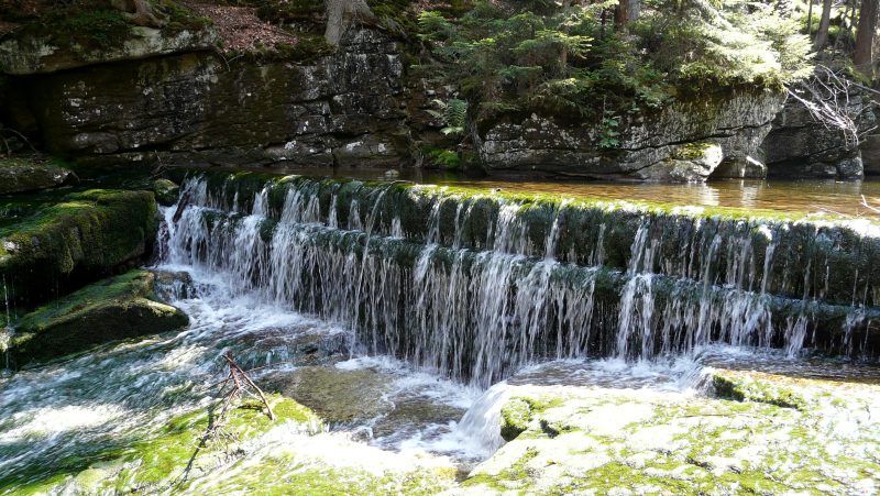 widok na mały wodospad