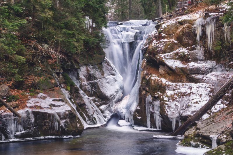widok na ośnieżony wodospad