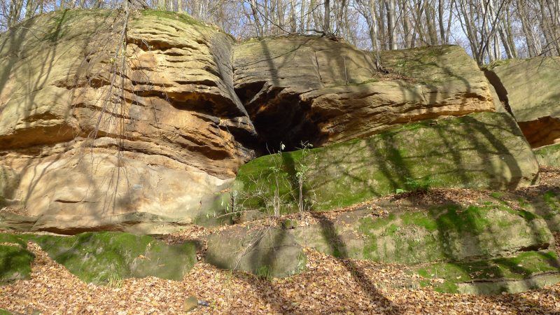 zdjęcie przedstawia jamę pomiędzy kamieniami w okresie zimowym