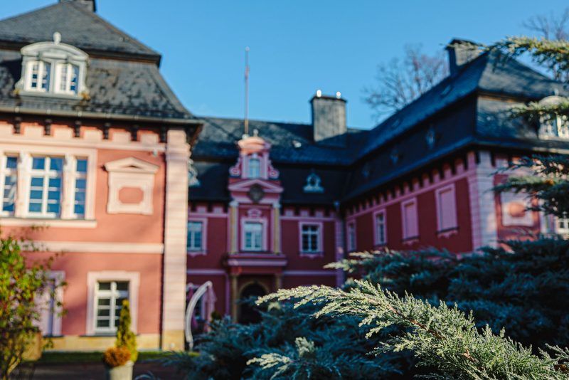 Piętrowy klasycystyczny pałac wybudowany na rzucie podkowy, kryty dachem mansardowym. Po bokach korpusu znajdują się dwa skrzydła wysunięte ku przodowi w formie alkierzy.