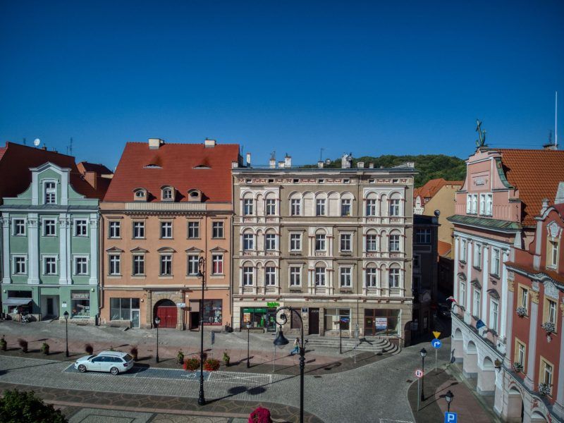 Zdjęcie przedstawia wałbrzyski rynek z zabytkowymi kamieniczkami wokół