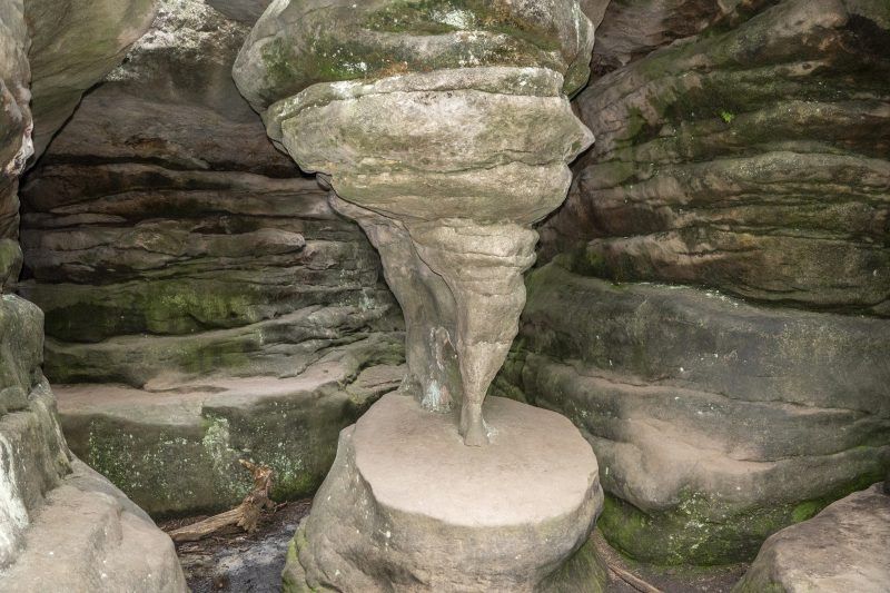 Formacje skalne na szlaku Błędnych Skał.