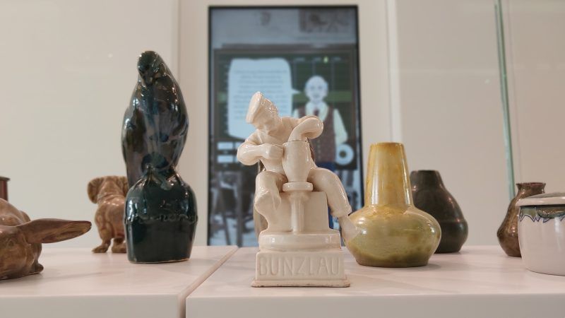 Biała ceramiczna figurka mężczyzny z kołem garncarskim