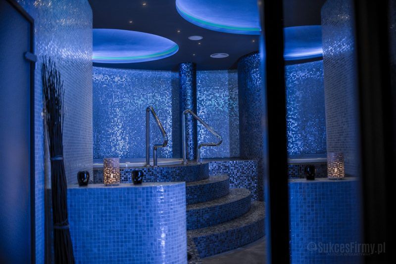 Pomieszczenie z jacuzzi, umieszczonego na podwyższeniu, do którego prowadzą półkoliste schody. Całość pokryta niebieską mozaiką. Na suficie okrągłe niebieskie lampy. 