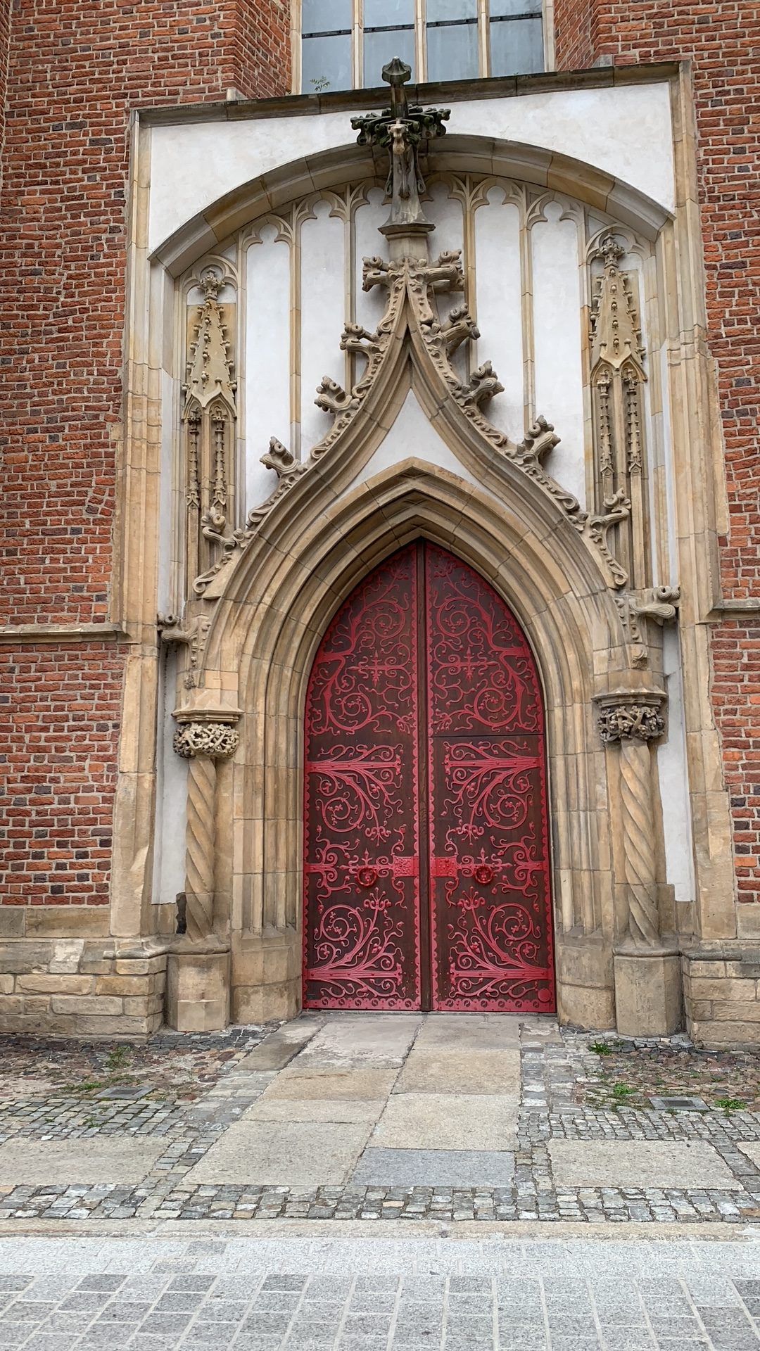 Zdjęcie portalu oraz drzwi wejściowych do byłego gotyckiego kościoła, obecnie muzeum architektury we Wrocławiu