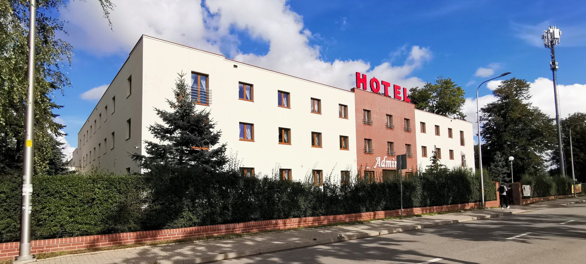 Trójkondygnacyjny, prostokątny budynek hotelowy. Nad wejściem nazwa hotelu: "Admirał"