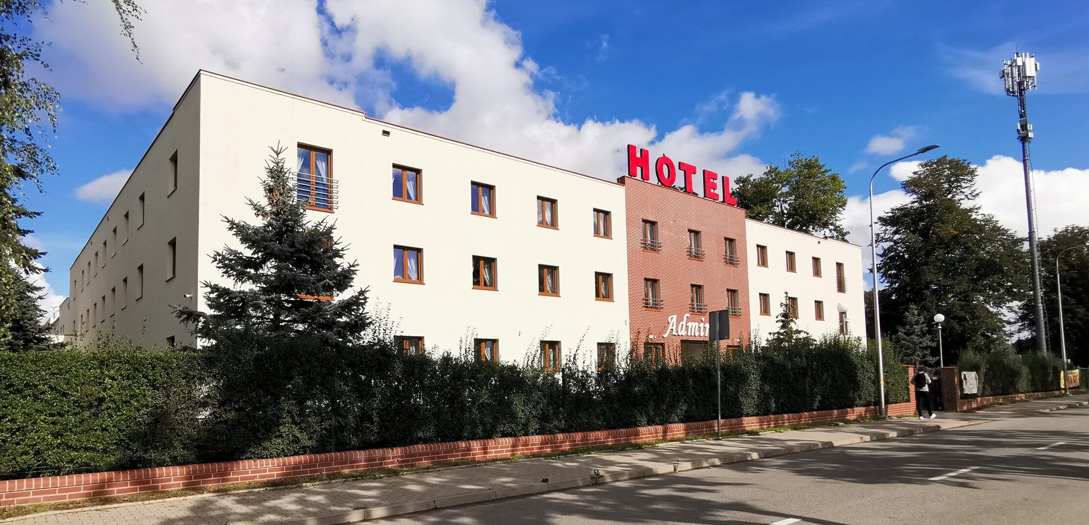 Trójkondygnacyjny, prostokątny budynek hotelowy. Nad wejściem nazwa hotelu: "Admirał"