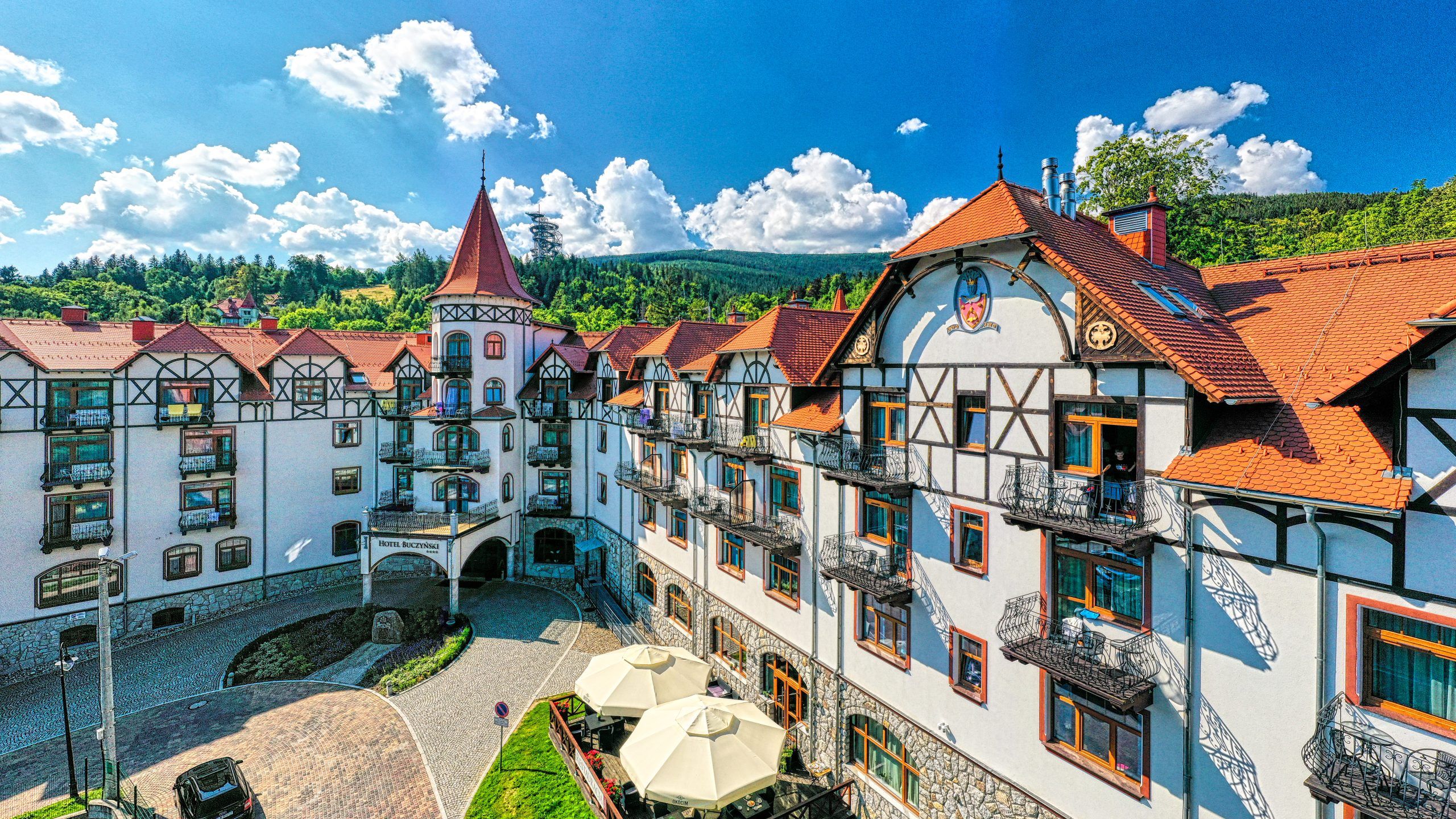 Rozległy kompleks hotelowy w rzucie litery L z 