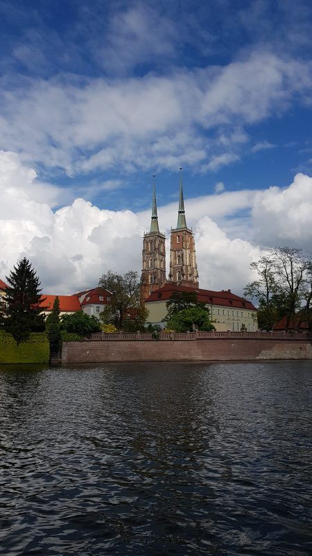 widok na wysoką katedrę, zdjęcie wykonane z rzeki