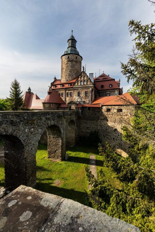 Zdjęcie przedstawia most prowadzący do wejścia do średniowiecznego zamku