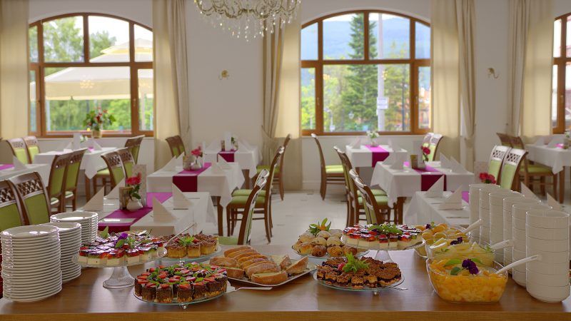 Przestronna, duża, jasna sala restauracyjna 