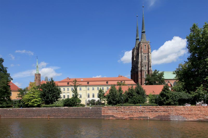 zdjęcie wykonane z poziomu rzeki, widok na wysoką katedrę