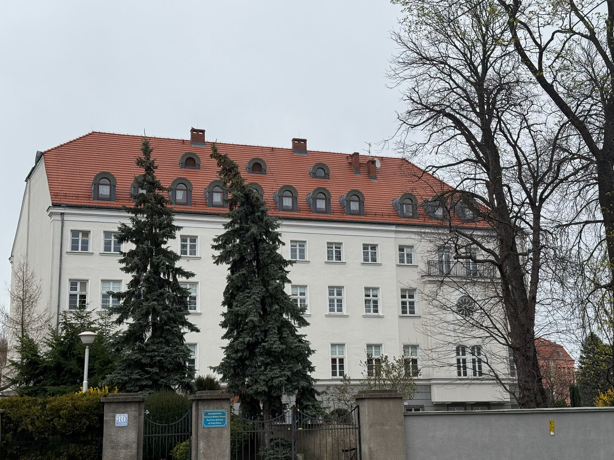 Zdjęcie przedstawia dom sióstr Notre Dame 