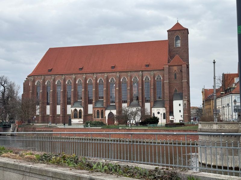 Zdjęcie przedstawia kościół Rzymskokatolicki pod wezwaniem NMP na piasku