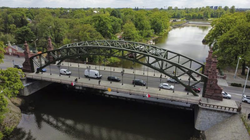 widok z drona na krótki metalowy, brązowy most