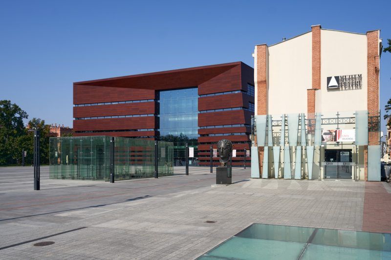 Zdjęcie przedstawia budynki dwóch instytucji kulturalnych we Wrocłąwiu - frontową elewację miejskiego Muzeum Teatru i filhamorniii