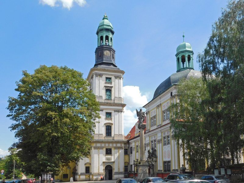 Zdjęcie przedstawia frontową elewację sanktuarium maryjnego