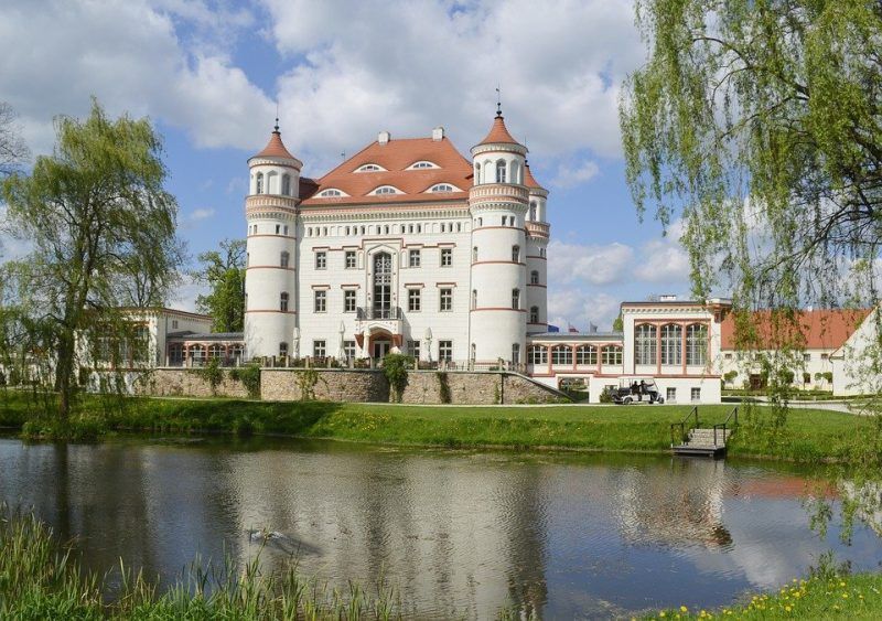 Zdjęcie budynku pałacu w Dolinie Pałaców i Ogrodów