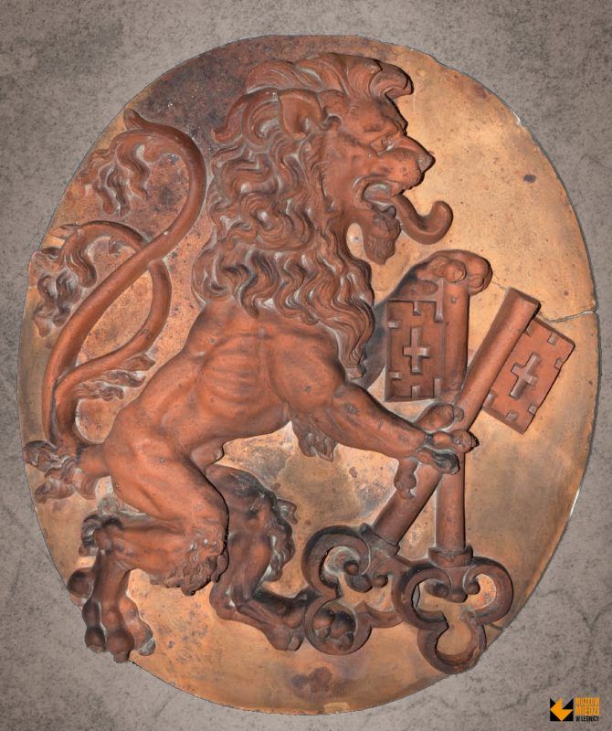 widok na miedziany żeton na którym wyryty jest lew