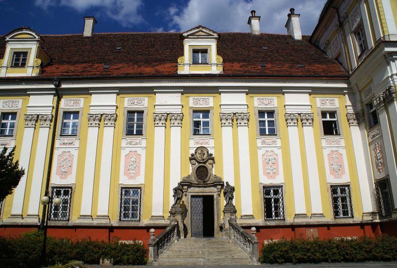 widok od przodu na żółto-biały budynek stanowiący klasztor