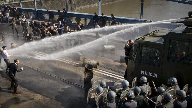 Zdjęcie przedstawia protest i armatki wodne na moście grunwaldzkim