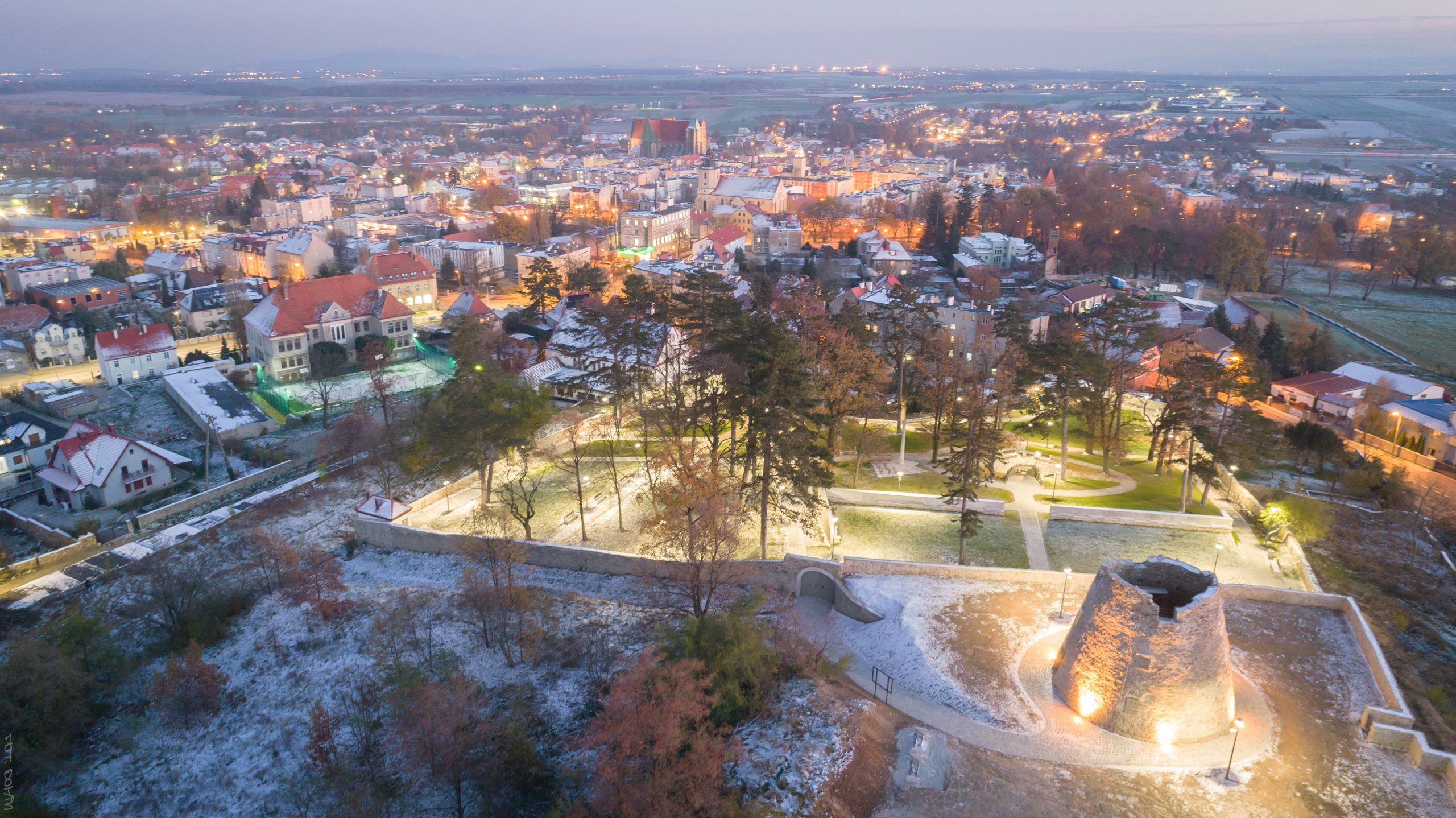 Widok z lotu ptaka na wieczorną panoramę miasta Strzegom