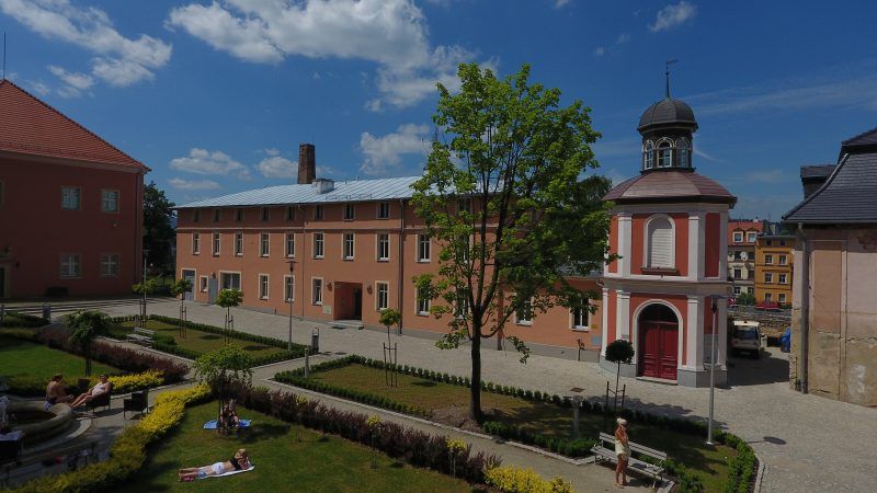 Długi, niewysoki budynek po byłym klasztorze, pięknie zrewitalizowany. Na pierwszym barokowy planie ogród z równo przyciętą trawą i krzewami ozdobnymi.