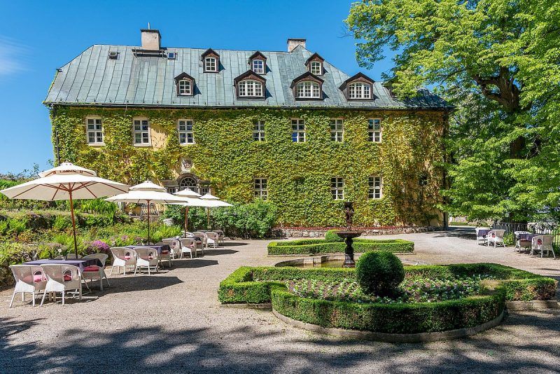 widok na budynek w kształcie prostopadłoc