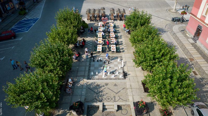 Widok z wysokości na plac w Strzegomiu